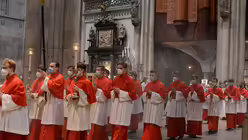 Die Begleitung der Messdiener geh&ouml;rte zu den Aufgaben von Domvikar Tobias Hopmann. / &copy; Beatrice Tomasetti (DR)