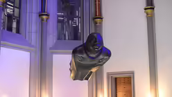 Die Besucher in der Antoniterkirche kommen sonst auch wegen der Barlach-Werke, an diesem Abend aber wegen der Komplet mit Pfarrer Markus Herzberg. / © Beatrice Tomasetti (DR)