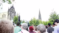 Die Besucher haben sich um den Dom versammelt / © Melanie Trimborn (DR)