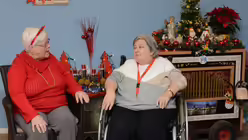 Die Bewohner werden zum Mitmachen bei einem Weihnachtsspiel aktiviert. / © Beatrice Tomasetti (DR)