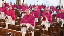 Die Bischöfe beim Eröffnungsgottesdienst (dpa)
