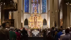 Die Bonner Stiftskirche in der K&ouml;lnstra&szlig;e ist bis auf den letzten Platz gef&uuml;llt / &copy; Beatrice Tomasetti (DR)