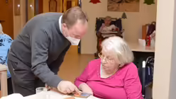 Die Botschaft von Licht und Wärme verknüpft Msgr. Kleine mit diesem Altenheimbesuch. / © Beatrice Tomasetti (DR)