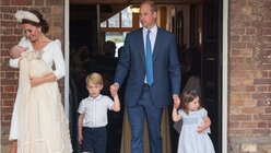 Die britische Herzogin Kate (l) trägt den britischen Prinz Louis, daneben kommen der britische Prinz William (M) mit den beiden Kindern Prinz George (2.v.l) und Prinzessin Charlotte  / © Dominic Lipinski (dpa)