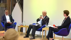 Die Diskussion zwischen den Umweltexperten T&ouml;pfer und Schneidewind offenbart eine gro&szlig;e gegenseitige Wertsch&auml;tzung f&uuml;r das Engagement zugunsten des Umweltschutzes. / &copy; Beatrice Tomasetti (DR)