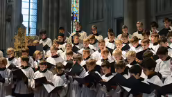 Die Domkantorei K&ouml;ln geh&ouml;rt zu den vier Ch&ouml;ren der Dommusik, die regelm&auml;&szlig;ig am Dreik&ouml;nigenschrein auftreten. / &copy; Tomasetti (DR)