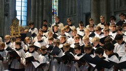 Die Domkantorei Köln gehört zu den vier Chören der Dommusik, die regelmäßig am Dreikönigenschrein auftreten. / © Tomasetti (DR)