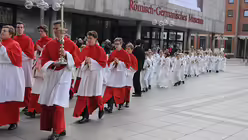 Die Dommessdiener f&uuml;hren jede Prozession an. (DR)