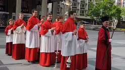 Die Dommessdiener tragen immer Talar, Rochett und Mozetta. (DR)