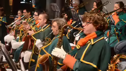 "Die Domstädter" haben es drauf: "De Stammbaum" von den Bläck Föös lädt am Ende des Gottesdienst zum Schunkeln ein. / © Tomsetti (DR)