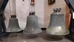 Die drei Glocken aus St. Thomas Morus im Kirchenschiff von St. Andreas / © Jan Hendrik Stens (DR)