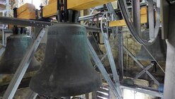 Die drei Glocken aus St. Thomas Morus zusammen mit der Andreasglocke am neue Ort / © Jan Hendrik Stens (DR)