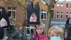Die Drittkl&auml;ssler haben im Kunstunterricht eine Laterne mit Richter-Fenster gebastelt. / &copy; Beatrice Tomasetti (DR)