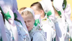 Die Druschki, die sorbischen Brautjungfern, singen in ihren Trachten w&auml;hrend der Fronleichnamsprozession / &copy; Sebastian Kahnert (dpa)