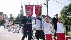 Die Druschki, die sorbischen Brautjungfern, singen in ihren Trachten w&auml;hrend der Fronleichnamsprozession / &copy; Sebastian Kahnert (dpa)