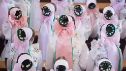  Die Druschki, die sorbischen Brautjungfern, stehen in ihren Trachten nach der Fronleichnamsprozession in der Pfarrkirche / &copy; Sebastian Kahnert (dpa)