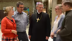 Die Ehe sei ein lebenslanges Projekt, sagt Weihbischof Schwaderlapp. Um Eheleute auf ihrem gemeinsamen Weg zu stärken, sucht er auch immer wieder das Gespräch mit ihnen. / © Tomasetti (DR)