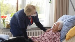 Die ehrenamtliche Hospizhelferin Sophie Blome im Gespräch mit einer Patientin. / © Beatrice Tomasetti (DR)