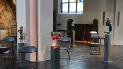 Die einzelnen Sitzplätze und auch die Figuren stehen im Kirchenraum weit auseinander. / © Beatrice Tomasetti (DR)