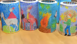 Die Erstkl&auml;ssler haben die Geschichte vom Heiligen Martin - hier hoch zu Ross - auf ihre Laterne gemalt. / &copy; Beatrice Tomasetti (DR)