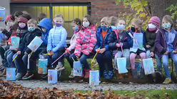 Die Erstklässler lauschen aufmerksam, als Burkhard Hofer das Evangelium verliest. / © Beatrice Tomasetti (DR)