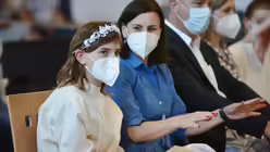 Die Erstkommunion ihrer Tochter Carolin hat f&uuml;r Claudia Konitzer den Ausschlag bei der Entscheidung gegeben / &copy; Beatrice Tomasetti (DR)