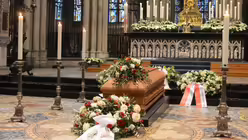 Die Exequien f&uuml;r den ehemaligen Dombaumeister Arnold Wolff finden im Chor des Domes statt / &copy; Beatrice Tomasetti (DR)