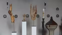 Die Exponate von Beatrix Rey f&uuml;gen sich sehr organisch in den Kirchenraum. / &copy; Tomasetti (DR)