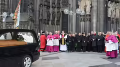 Die Familie und Mitglieder des Domkapitels geben Arnold Wolff, der auf Melaten beerdigt wird, das letzte Geleit / © Beatrice Tomasetti (DR)