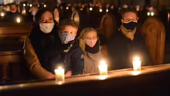 Die Familien der Domsingschule bereiten sich in der Lichtermesse auf den Advent vor. / © Beatrice Tomasetti (DR)