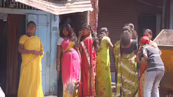 Die farbenfrohen Gew&auml;nder der M&auml;dchen t&auml;uschen &uuml;ber ihren tristen Alltag und das schmutzige Gesch&auml;ft mit der Ware Mensch hinweg.  / &copy; Wagener (privat)