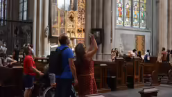 Die Farbenpracht des Richter-Fensters versuchen viele mit dem Smartphone einzufangen. / © Beatrice Tomasetti (DR)