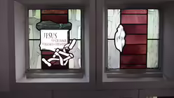 Die Fenster der Werktagskapelle zeigen Kreuzwegmotive.  / &copy; Beatrice Tomsasetti (DR)