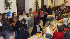 Die Frauen und M&auml;nner halten sich an den H&auml;nden und bewegen sich zur F&uuml;nftonmusik. / &copy; Teresa M&uuml;ller-Alander (DR)