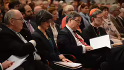 Die G&auml;ste lauschen der Musikdarbietung der Ursulinenschule K&ouml;ln / &copy; Beatrice Tomasetti (DR)