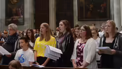 Die Gemeinde sang kr&auml;ftig mit. / &copy; Beatrice Tomasetti (DR)