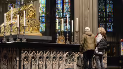 Die Gesichter der Liebe sind vielf&auml;ltig, sagt Domdechant Kleine beim Gottesdienst f&uuml;r Paare. / &copy; Beatrice Tomasetti (DR)