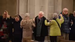 Die Gl&auml;ubigen verankern sich in einer friedlichen Umarmung miteinander. / &copy; Tomasetti (DR)