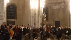 Die Gläubigen werden - zum Zeichen des Friedens - eingeladen, einen großen Kreis zu bilden. / © Tomasetti (DR)