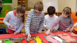 Die großen Flächen werden mit der Walze bearbeitet, die kleinen mit den Fingerkuppen. / © Beatrice Tomasetti (DR)