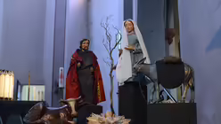 Die heilige Familie thront erhöht auf einer Stele unweit des Altares. / © Beatrice Tomasetti (DR)