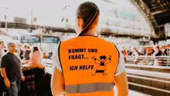 Die Helfer der Wallfahrt sind gut zu erkennen. / © Luis Rüsing