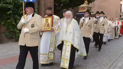 Die Ikone mit der Reliquienschenkung aus dem Vatikan wird durch die Altstadt getragen. / &copy; Tomasetti (DR)