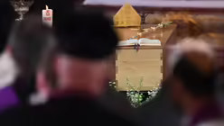 Die Insignien Kardinal Lehmanns auf dem Sarg / &copy; Arne Dedert (dpa)