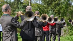 Die Jagdhorngruppe der Kölner Jägerschaft sorgt traditionell für die musikalische Umrahmung der Waldmesse. / © Beatrice Tomasetti (DR)
