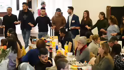 Die Jesiden h&auml;lt es nicht mehr auf den St&uuml;hlen, sie tanzen / &copy; Teresa M&uuml;ller-Alander (DR)