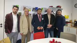 Die Jesiden Nuri, Matin, Sherzad und Rajif mit Jürgen Vosen von der Nachbarschaftshilfe miteinander-füreinander. / © Teresa Müller-Alander (DR)
