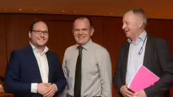 Die Kapellmeister mit Programmplaner Patrick Hahn / © Tomasetti (DR)