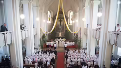 Die katholischen Sorben stehen nach der Fronleichnamsprozession in der Pfarrkirche / &copy; Sebastian Kahnert (dpa)