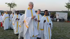 Die Kerzen - zur Erinnerung an die Vigil damals mit Papst Benedikt - gehören auch an diesem Abend wieder mit dazu. / © Beatrice Tomasetti (DR)